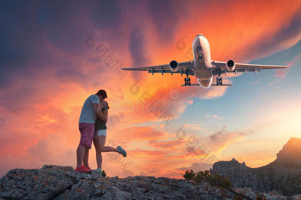 飞机和热烈地拥抱和接吻的男人和wo男人