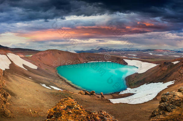 富有色彩的夏地点和火山口水池关于克拉布拉火山火山