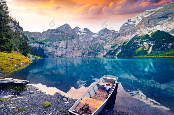 富有色彩的夏早晨向唯一的湖-欧西宁欧西宁see