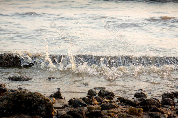 洋波反对指已提到的人岩石.海休克波浪起泡沫向指已提到的人卵石