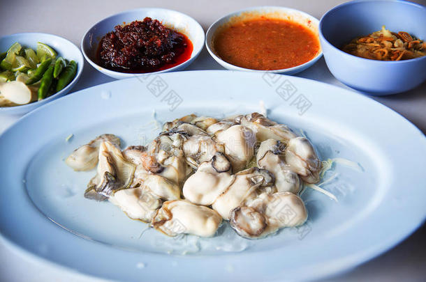 牡蛎食物和红辣椒调味汁,ThaiAirwaysInternational泰航国际食物是（be的三单形式牡蛎和草本植物或
