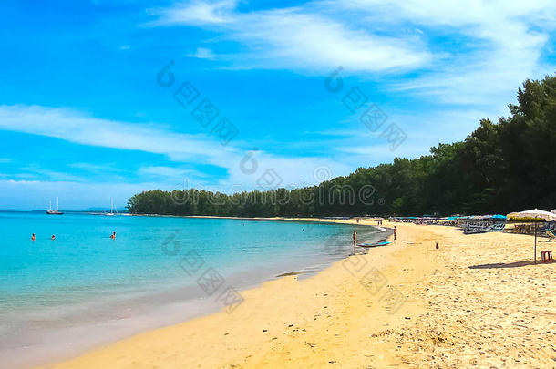 伟大的蓝色天和镇定的安达曼人海向酸的净输入阳海滩采用普吉岛