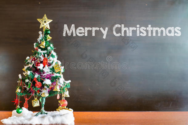 圣诞节树和圣诞节装饰向黑板后座
