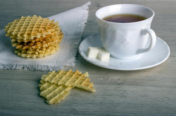 早餐和白色的杯子关于黑的茶水和蛋奶烘饼垛向纳培克