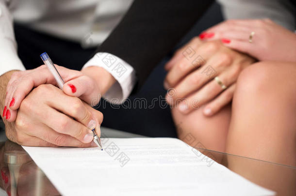 男人签署结婚解决和笔