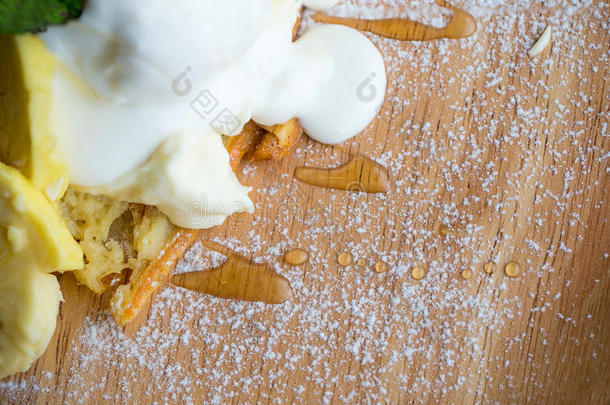 华夫饼和香子兰冰乳霜两个小铲和枫树糖浆.