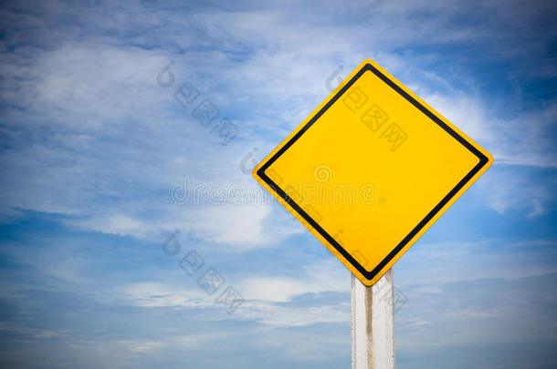 空白的向交通符号向黄色的背景和多云的蓝色天.