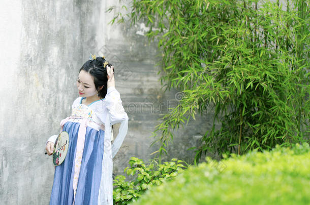 中国人典型的美好采用传统的汉服衣服享有自由的timing定时