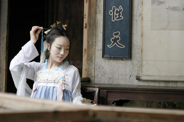 中国人典型的美好采用传统的汉服衣服做一希望