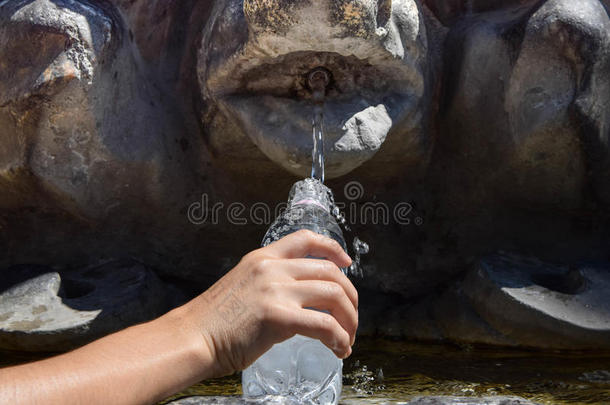 装满一瓶子和drink一blew一ter