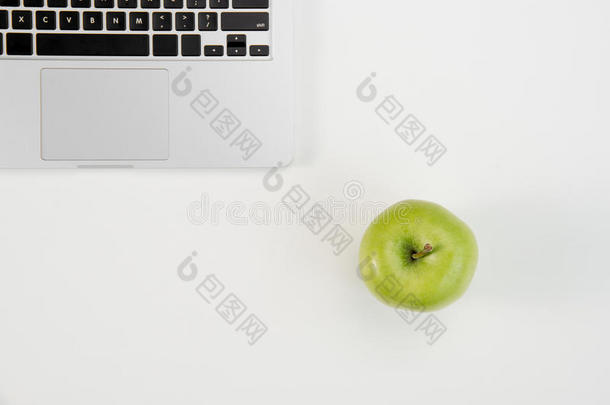 顶看法关于敞开的便携式电脑和新鲜的绿色的<strong>苹果</strong>向<strong>灰色</strong>的