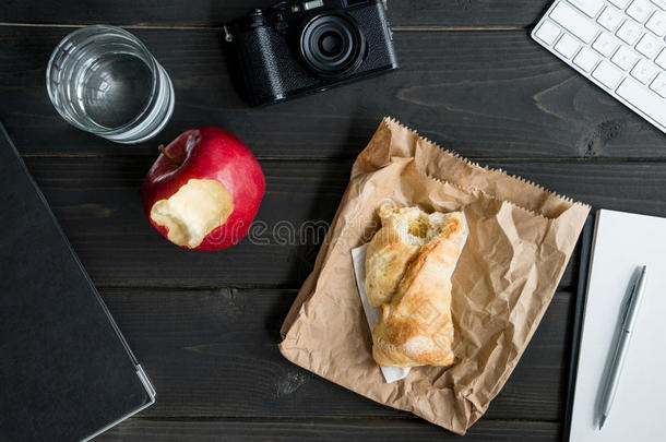 顶看法关于面包一条面包和<strong>苹果</strong>和照相机和笔记簿和英语字母表的第7个字母