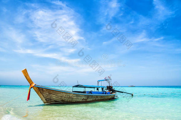 美丽的海滩和<strong>传统</strong>的泰国长篇<strong>故事</strong>小船