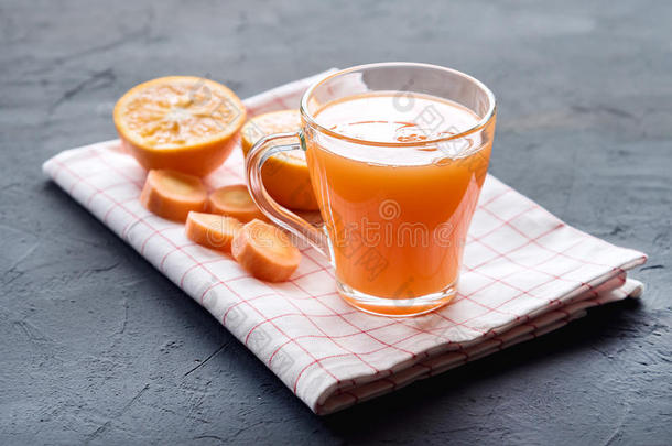 新鲜的-squeeze的过去式与过去分词胡萝卜果汁健康的胡萝卜果汁玻璃关于美味的