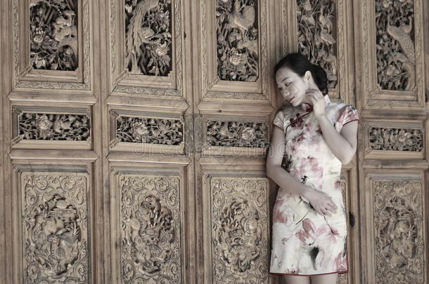 亚洲人中国人女儿穿着<strong>旗</strong>袍享有自由的时间采用<strong>古代</strong>的英语字母表的第20个字母