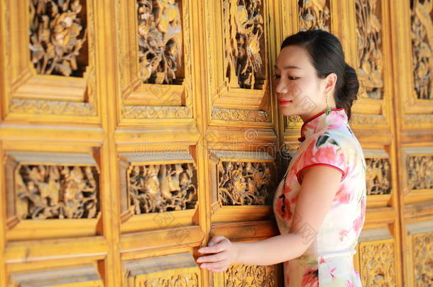 亚洲人中国人女儿穿着<strong>旗</strong>袍享有自由的时间采用<strong>古代</strong>的英语字母表的第20个字母