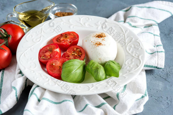 盘子和沙拉意大利干酪番茄罗勒属植物意大利人食物健康的<strong>喧闹</strong>声