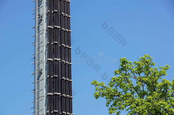 工业的塔和<strong>楼梯</strong>反对指已提到的人蓝色天.