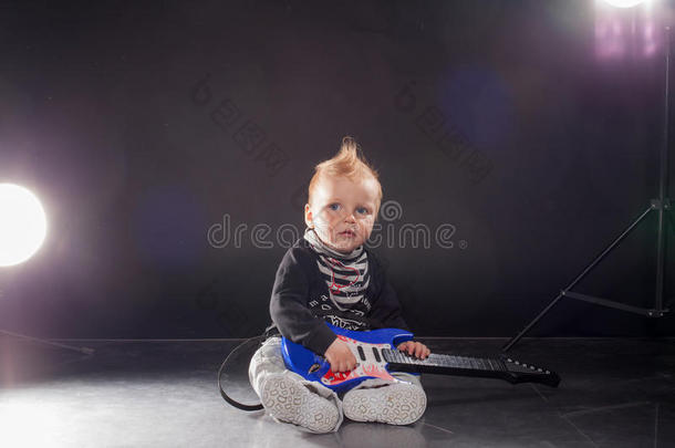 小的男孩音乐家演奏岩石音乐向指已提到的人吉他