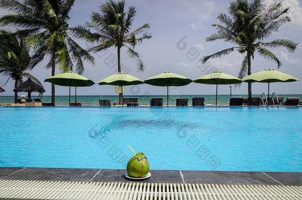游泳水池在海滨旅馆采用越南