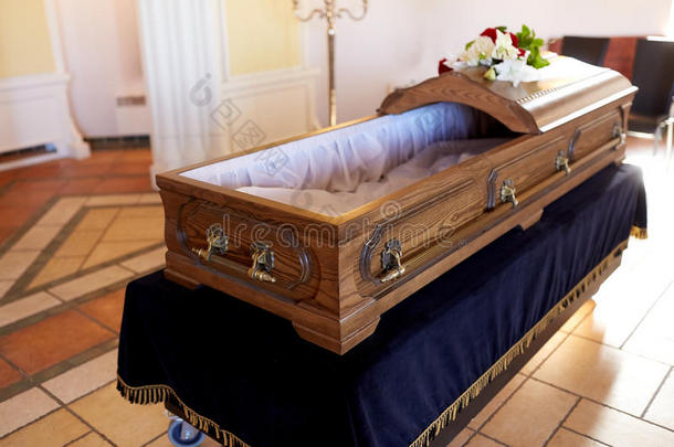 棺材在葬礼采用教堂