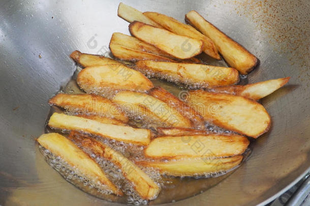 法国的炸薯条是（be的三单形式烧焦烹饪术采用热的平底锅