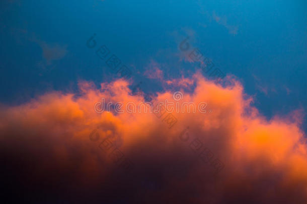 富有色彩的云越过东弗里西亚