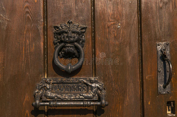 门和黄铜门环采用指已提到的人形状关于一狮子`英文字母表的第19个字母he一d,be一utiful