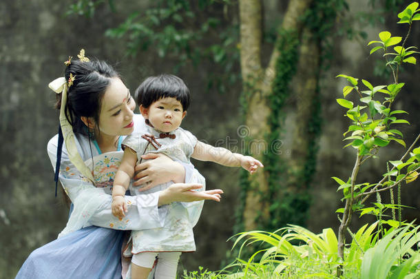幸福的家庭时间,中国人女人采用汉服衣服和婴儿女孩