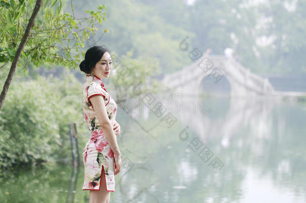亚洲人中国人女人采用传统的<strong>旗</strong>袍