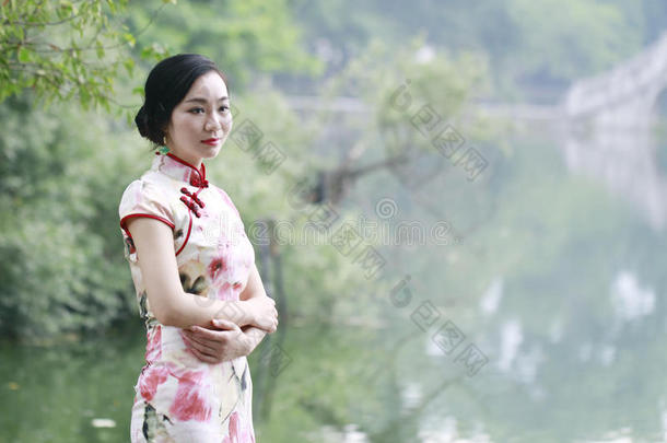 亚洲人中国人女人采用传统的旗袍