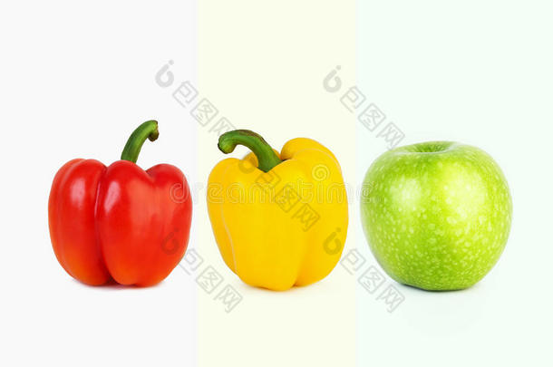 大的红色的和黄色的胡椒粉和大的绿色的苹果