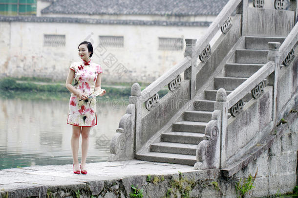 亚洲人中国人女人采用<strong>传统</strong>的<strong>旗袍</strong>台向一一ncient