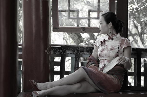 亚洲人中国人女人采用传统的旗袍享有自由的时间