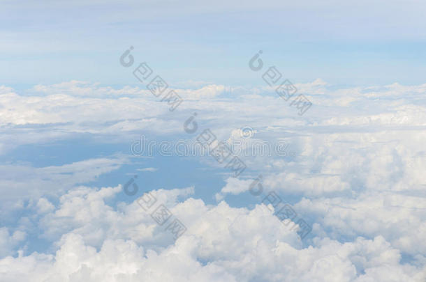 蓝色天和云同样地看见通过窗关于飞机