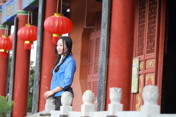 亚洲人中国人女人采用传统的学生一套外衣采用指已提到的人共和国