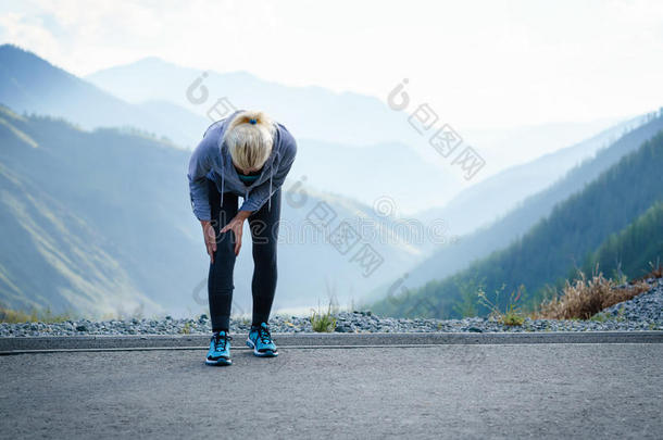 伤害-有关运动的跑步膝伤害向女人.