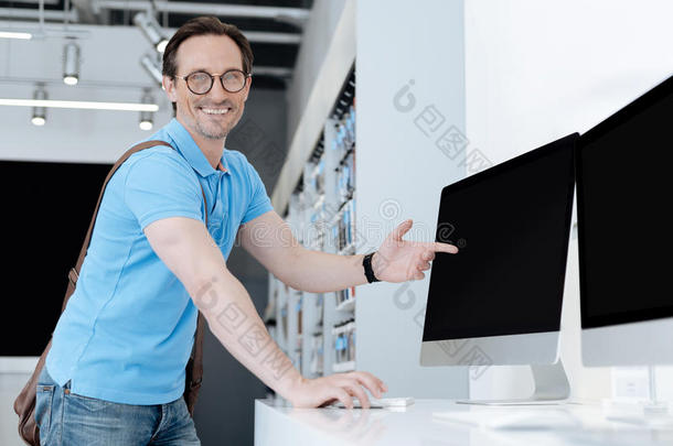 欢乐的男人照耀的在期间弄尖对于个人的计算机