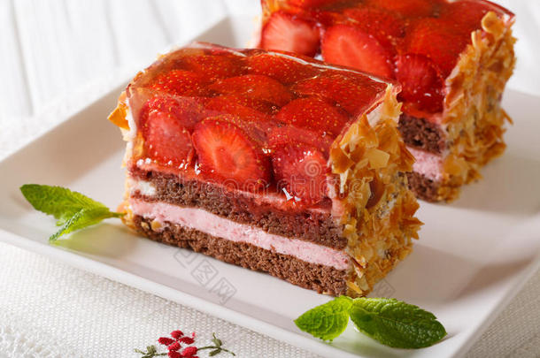 快乐的刨切的巧克力草莓蛋糕关-在上面向一pl一te