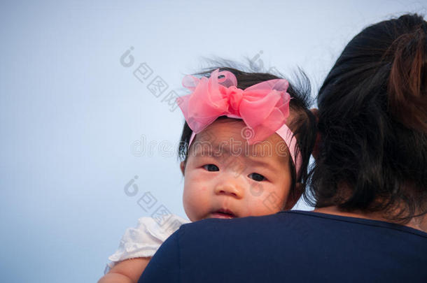 母亲一天黏结观念和新生的<strong>婴儿护理</strong>.母亲是（be的三单形式