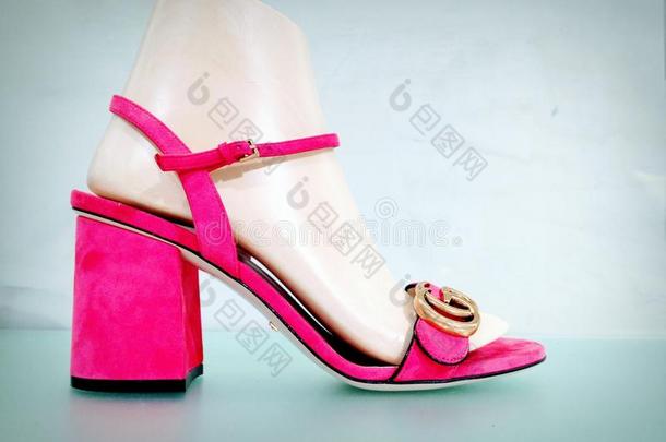 意大利服装<strong>名牌</strong>：古驰粉红色的拖鞋向时装模特儿脚