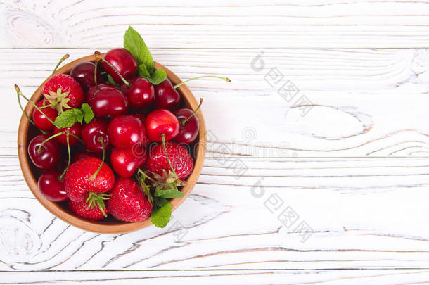 美味的新鲜的浆果关于樱桃和straw浆果