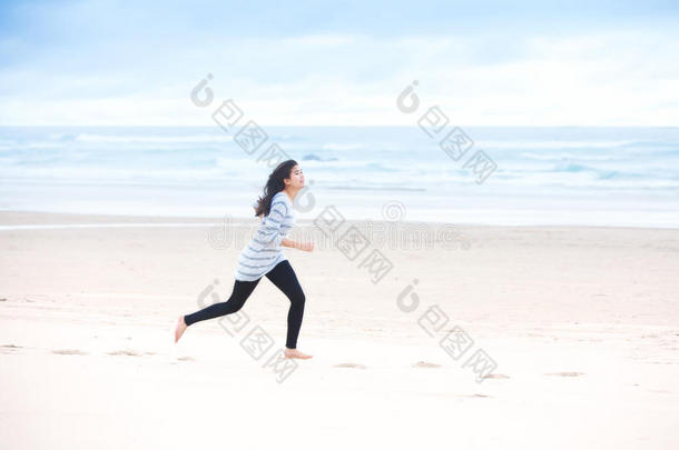 年幼的青<strong>少年</strong>女孩<strong>跑步</strong>向海滩在旁边洋