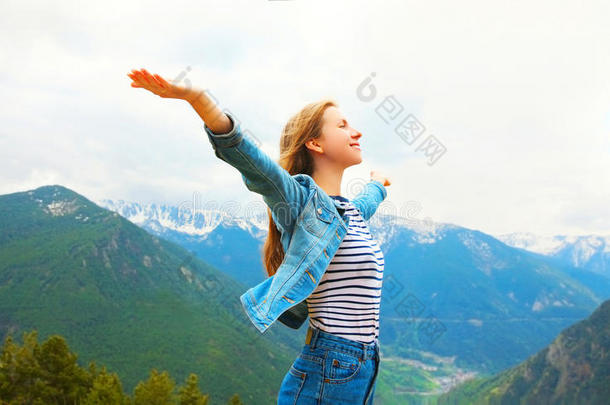 旅行幸福的女人享有新鲜的天空山举起手在上面