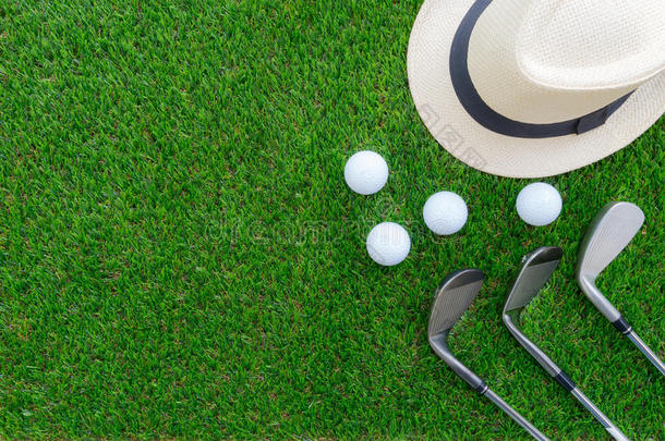 高尔夫球观念:巴拿马草帽帽子,高尔夫球杂乱,高尔夫球铁器俱乐部平的放置