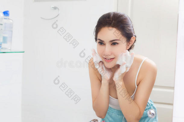 女人幸福的弄干净指已提到的人皮和起泡沫采用浴室.