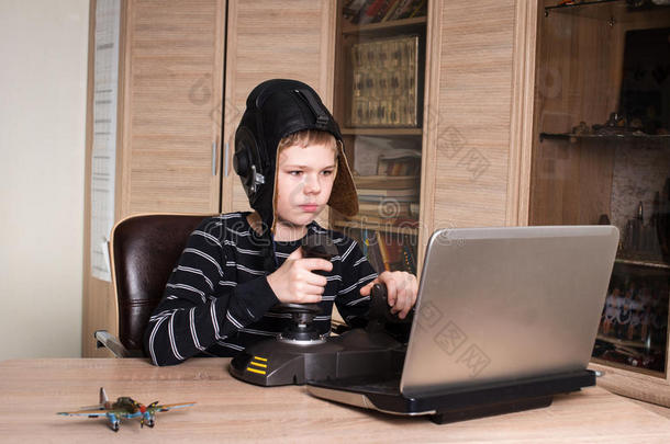 电脑游戏玩家.幸福的男孩演奏在线的personalcomputer个人计算机游戏.表现强烈情感的小孩比赛和