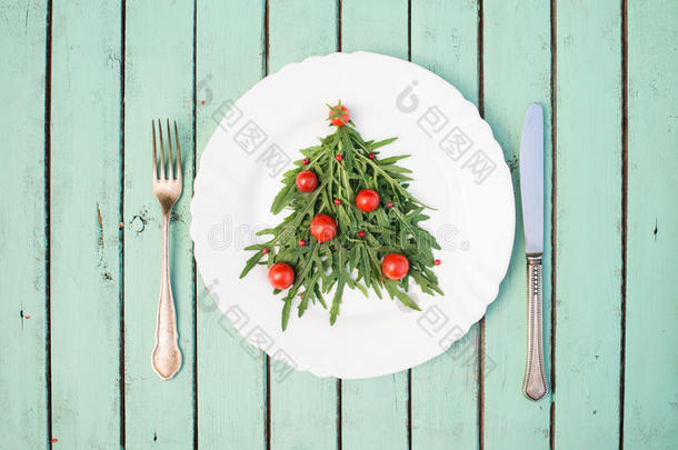 圣诞节树使关于<strong>芝麻</strong>菜和樱桃番茄向白色的小块<strong>地</strong>