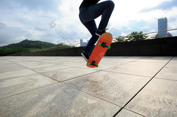 女人滑板运动员滑板运动在城市