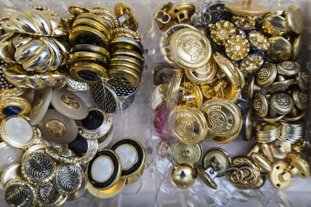 收集关于金,银和金属古老的酿酒的button的复数